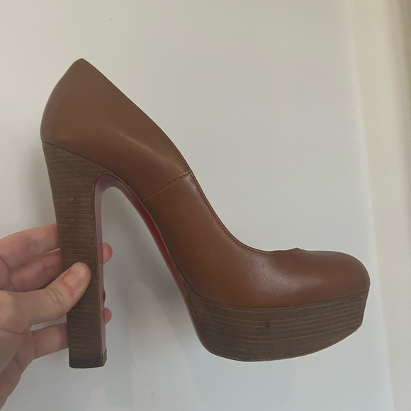 Authentic Christian Louboutin camel pumps. Size 35 - Picture 3 of 5